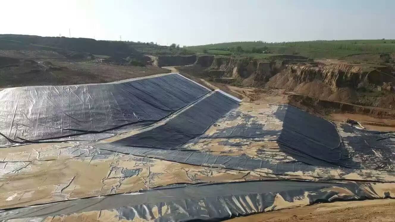 內(nèi)蒙尾礦庫(kù)防滲土工膜施工現(xiàn)場(chǎng)